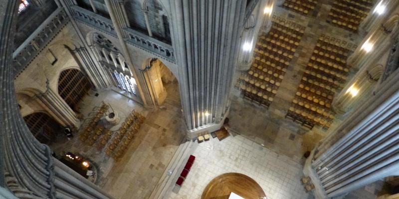 Intérieur majestueux de la Cathédrale Notre-Dame de Paris, lumière filtrant à travers les vitraux